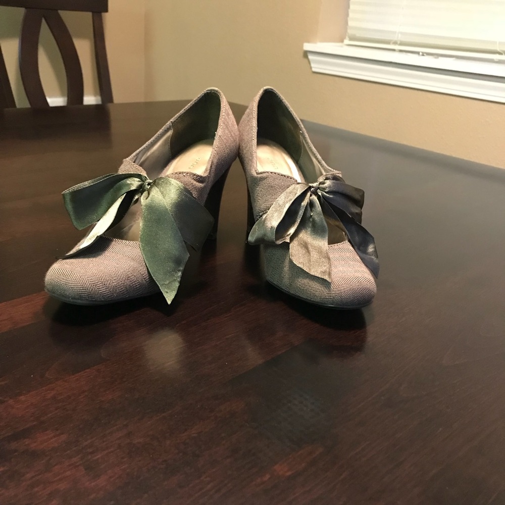 ❗️💐Ann Marino Satin Bow Heels! NWOT!